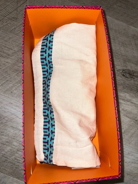 Tory Burch Tan Thora Thumbled Leather Thong Sandals with Metal Logo and Dustbag - Picture 10 of 10